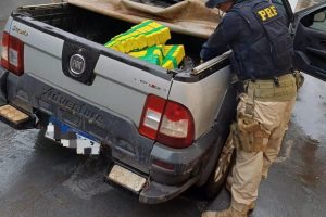 PRF apreende veículo com quase 300 kg de maconha na região de Maringá