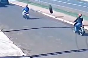 VÍDEO: Roda de carreta se solta e quase atinge motociclistas na BR-376, em Marialva
